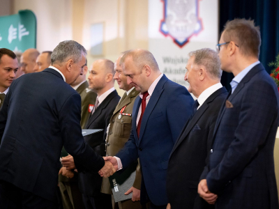 Fot. 4. Dr inż. Grzegorz Sławiński odznaczony medalem Zasłużony Nauczyciel Akademicki WAT Fot. 4. Dr inż. Grzegorz Sławiński odznaczony medalem Zasłużony Nauczyciel Akademicki WAT