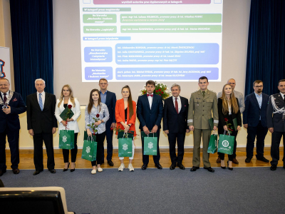 Fot. 2 Wręczenie nagród za najlepsze prace dyplomowe