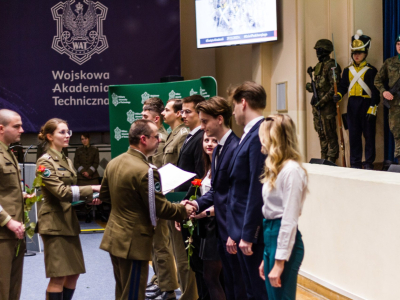 Fot. 4 . Studenci z Koła Naukowego Biocybernetyki i Inżynierii Biomedycznej podczas odbierania nagród z rąk Rektora WAT