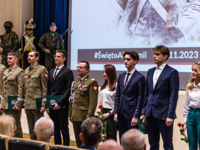 Fot. 3 . Studenci z Koła Naukowego Biocybernetyki i Inżynierii Biomedycznej podczas zdjęcia pamiątkowego