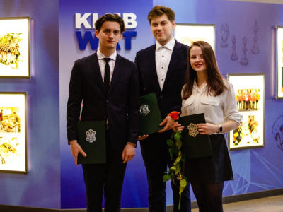 Fot.2 . Martyna Cichosz, Jakub Karwacki, Kacper Zajdel w Klubie WAT