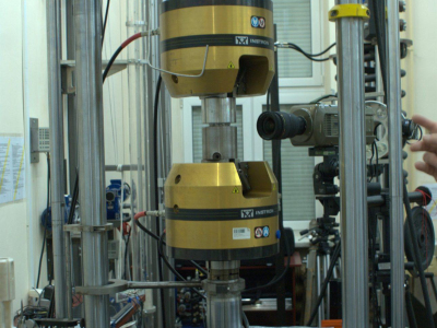 Fot.1 Badania prowadzone na maszynie wytrzymałościowej INSTRON 8802