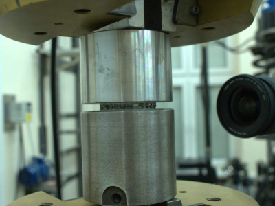 Fot.2. Zbliżenie na strukturę aluminiową podczas badań wytrzymałościowych