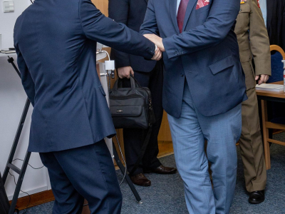 Fot. 4 . Gratulacje dla doktoranta od Dziekana WIM prof. Jerzego Małachowskiego Fot. 4 . Gratulacje dla doktoranta od Dziekana WIM prof. Jerzego Małachowskiego
