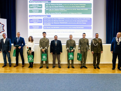 Fot. 2 Wyróżnieni absolwenci WIM wraz z promotorami prac