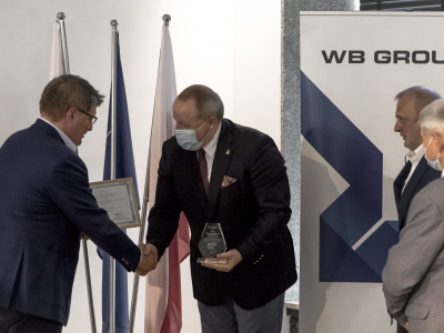 Fot 1. Prof. Jerzy Małachowski odbiera statuetkę z rąk Z-cy Dyrektora NCBiR