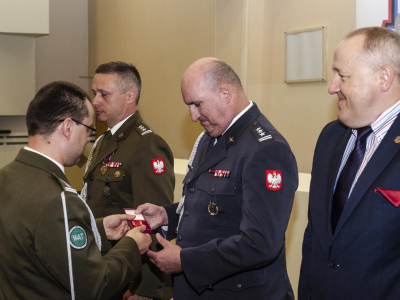 Fot. 2 Wręczenie odznaczeń z okazji Święta Wojska Polskiego pracownikom WIM