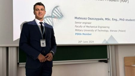 kpt. Mateusz Oszczypała podczas publicznej obrony pracy doktorskiej