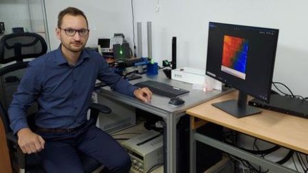 Dr inż. Michał Tomaszewski w laboratorium