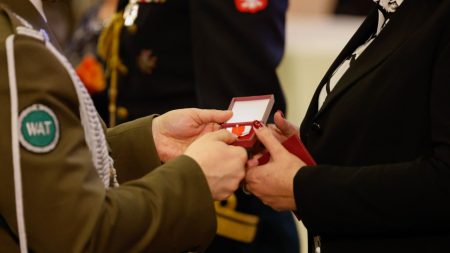 Wręczenie wyróżnień podczas Święta WAT pracownikom WIM