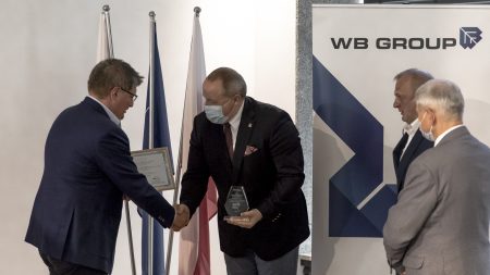 Prof. Jerzy Małachowski odbiera statuetkę z rąk Z-cy Dyrektora NCBiR