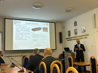 Fot. 2. mgr inż. Radosław Ciepielewski podczas obrony rozprawy doktorskiej cd.